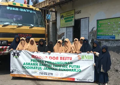 Santriwati Pondok Roja membentangkan spanduk doa restu pembangunan asrama santri tahfidz putri