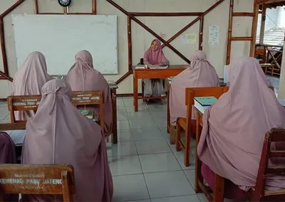 Santriwati mengikuti pelajaran di ruang kelas bersama ustadzah