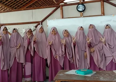 Santriwati Pondok Roja berfoto bersama di dalam kelas