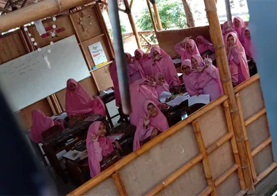 Santriwati Pondok Roja belajar di ruang kelas berdinding bambu
