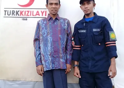 Pengurus Pondok Roja bersama relawan di depan tenda Bulan Sabit Merah Turki